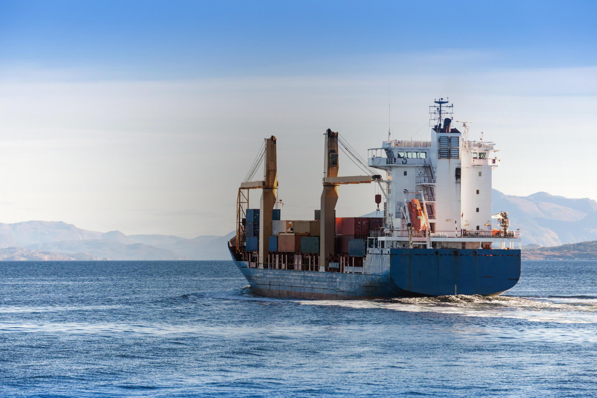 Containerschiff auf dem Meer
