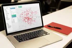 Ein aufgeklappter Laptop auf einem Tisch. Darauf zu sehen ist eine Tableau Dashboard.