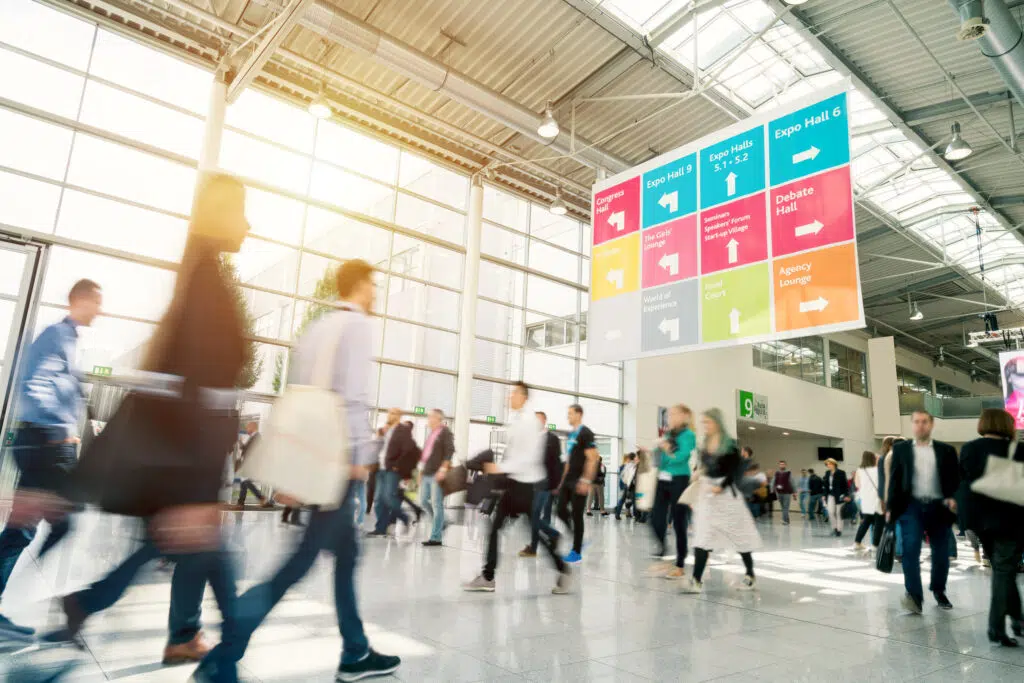 Messe mit Menschen verschwommen im Hintergrund