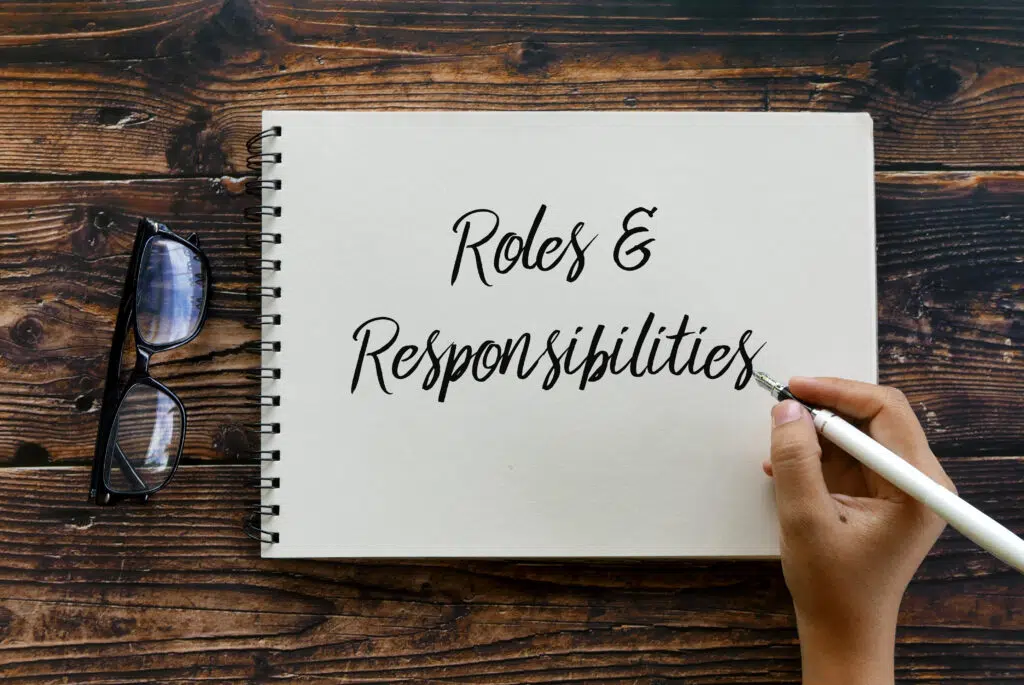 Block auf Tisch mit der Beschriftung Roles und Responsibilities