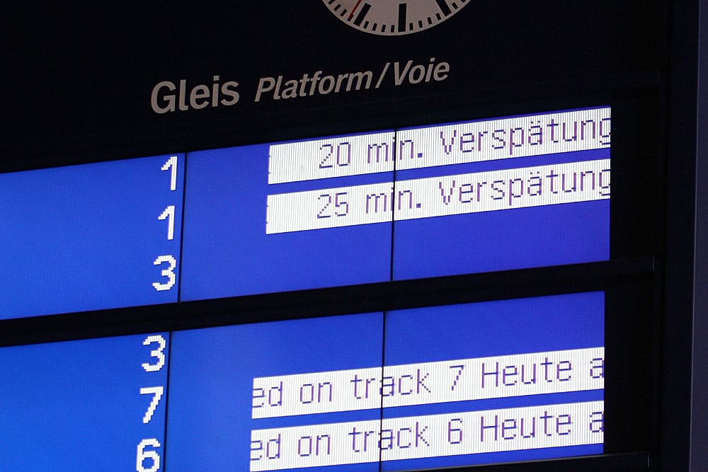 Foto von einer Displayanzeige, auf der die Verspätungen der Deutschen Bahn angezeigt werden.