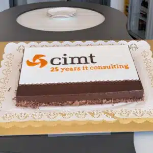 cimt Geburtstagskuchen auf einem Tisch