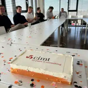 cimt Geburtstagskuchen auf einem Tisch mit Konfetti herum