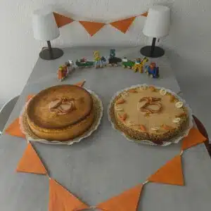 Foto mit zwei Kuchen auf denen eine 25 steht