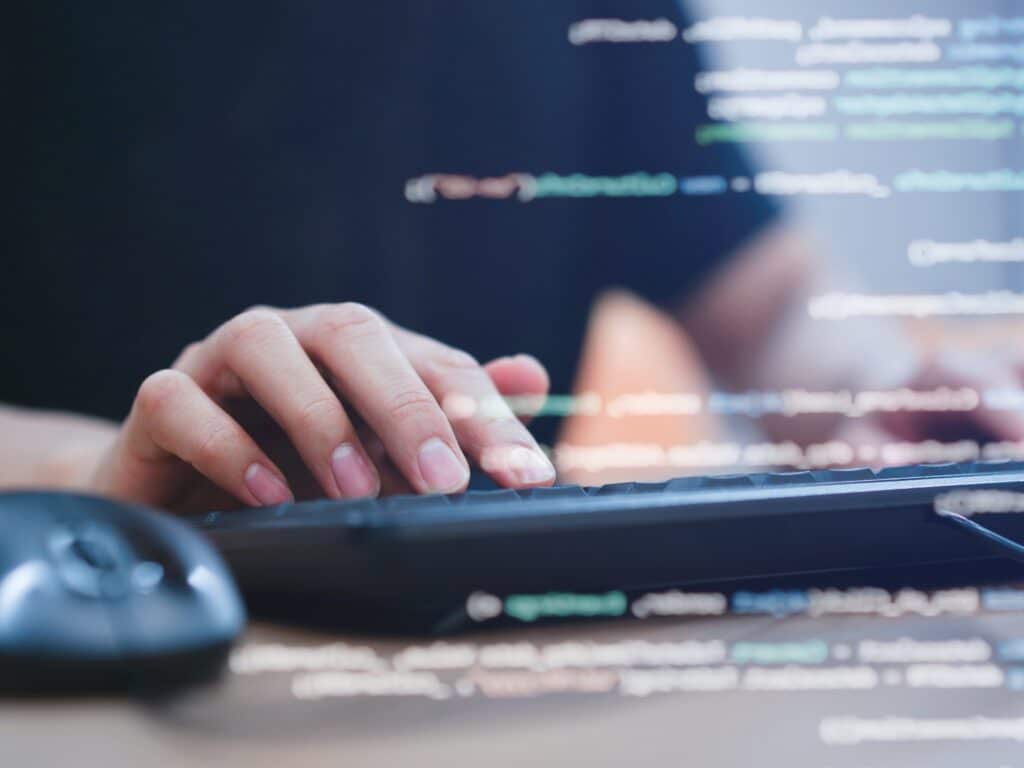 Eine Hand auf einer Tastatur abgelegt