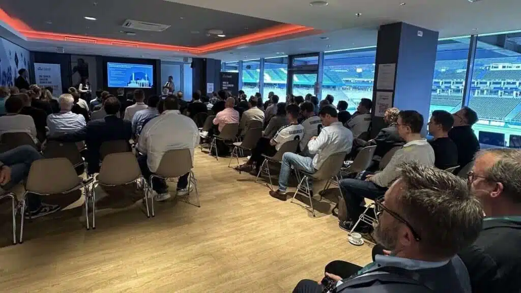 Vortrag bei der AI Reality Tour Hamburg – Speaker auf der Bühne vor Publikum im Volksparkstadion