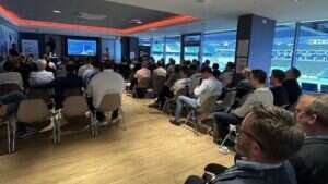 Vortrag bei der AI Reality Tour Hamburg – Speaker auf der Bühne vor Publikum im Volksparkstadion