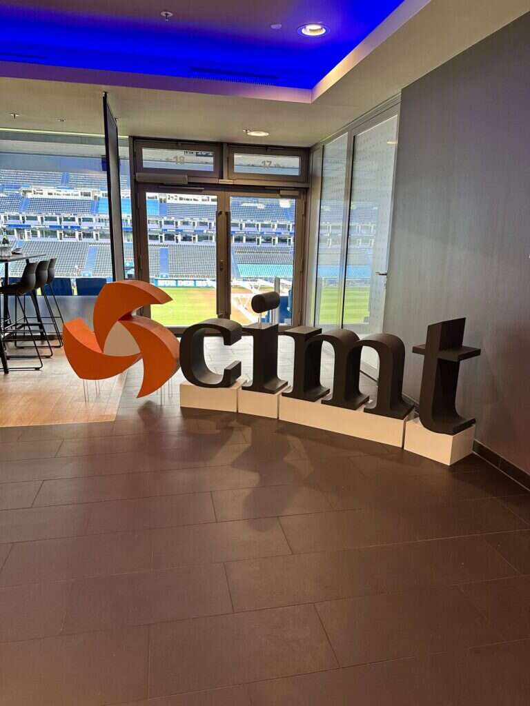 cimt Schriftzug als 3D-Buchstaben vor dem Innenraum des Volksparkstadions