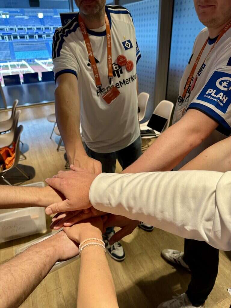 Das cimt Team beim Hände-Stapel vor dem Start der AI Reality Tour Hamburg
