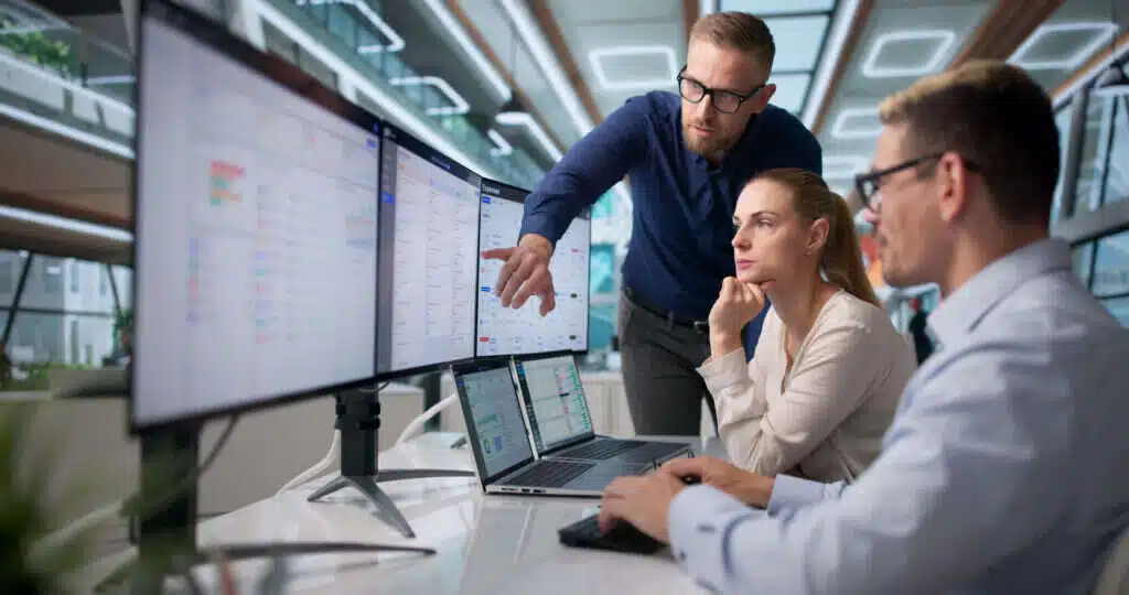 Qlik Partner cimt: Berater erklärt einem Kundenteam Datenauswertungen
