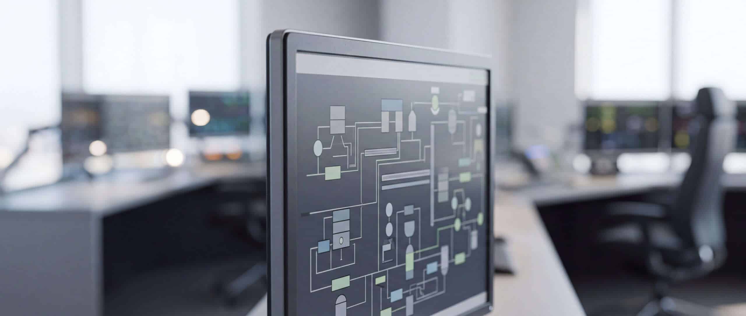 Monitor mit Prozessdiagramm im Leitstand – Prozessautomatisierung und Orchestrierung